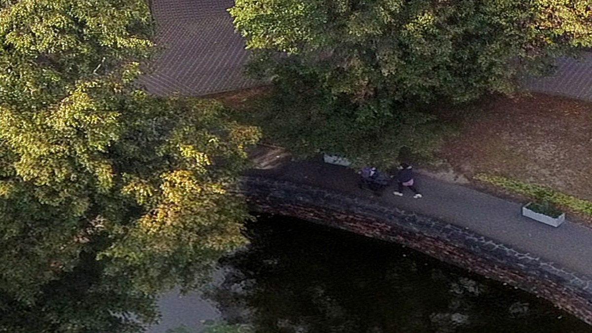 The same path in zenpano, two people and a bench clearly visible