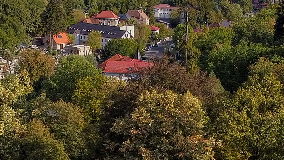 The same town in zenpano, with streets and cars visible